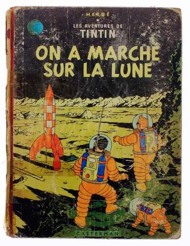 Lote 2 - Livro - Les Aventures de Tintin, On a Marche Sur la Lune, Hergé. Editora Casterman, edição em língua francesa, encadernação de capa dura. Livro semelhante à venda por € 400 em http://www.livre-rare-book.com/book/5472741/25558/fr Nota: sinais de