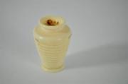 Lote 1650447 - Miniatura de jarra de marfim, anelada, com 3,5 cm de altura, apresenta defeito na base