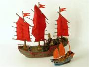 Lote 1650095 - Lote de brinquedos, barco de piratas de Lego aparentemente completo com 46x45 cm e barco de piratas pequeno com rodas com 18x20 cm, usado