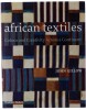 Lote 987 - Livro - African Textiles, Colour and Creativity Across a Continent - John Gillow - Thames & Hudson. Encadernação editorial. Nota: exemplar idêntico à venda por € 296 em http://www.abebooks.com/servlet/BookDetailsPL?bi=15620040733&searchurl=isbn