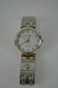Lote 1670005 - Relógio de pulso de senhora "Geneva" Quartz, mostrador branco com ponteiro de segundos, bracelete de metal, não testado por falta de pilha, usado