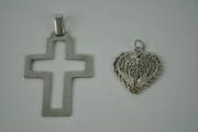 Lote 1670036 - Lote de cruz vazada e coração de filigrana de prata, com peso total de 6,6 gr, usados