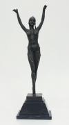 Lote 2995 - DEMETRE CHIPARUS (1886-1947) - Múltiplo / Escultura em bronze patinado, base em mármore negro, motivo "Bailarina Exótica", assinada, com 66x20x12 cm (base incluída). Em bom estado de conservação. Reproduções de esculturas de Demetre Chiparus foram vendidas por valores superiores a € 40.087 na Leiloeira Christies (ver http://www.christies.com/lotfinder/sculptures-statues-figures/demetre-chiparus-miro-circa-1930-5186141-details.aspx)