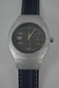 Lote 1670125 - Relógio de pulso "Timex Indiglo" Water Resistant 50 meters, com mostrador cinzento, ponteiro de segundos e calendário, bracelete de pele genuína azul, não testado por falta de pilha, usado, com falhas e defeitos