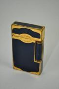 Lote 1670227 - Isqueiro DUPONT "Laque de Chine" em dourado e azul, usado, com falhas e defeitos