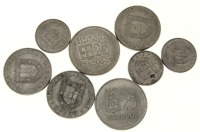 Lote 3934 - Conjunto de 8 moedas, da República Portuguesa, em cupro-níquel, sendo 2 moedas de 25 escudos de 1982, 3 moedas de 25$00 de Alexandre herculano de 1977 e 3 moedas de 2$50 de Alexandre Herculano de 1977.