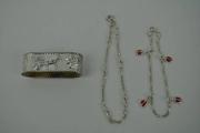 Lote 1670346 - Lote composto por 2 pulseiras e argola de guardanapo de prata, com peso total de 10,8 gr, usadas