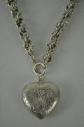 Lote 1670398 - Lote composto por fio grosso e coração de prata 925, com peso total de 35,1 gr, usado