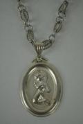Lote 1670437 - Lote composto por fio e medalha do anjo da guarda de prata 925, com peso total de 41,4 gr, usado