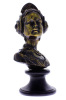 Lote 4893 - Busto antigo dos finais do Séc. XIX em bronze de fundição com acabamento cinzelado. Profuso trabalho artístico e relevado com figura de mulher nobre retratada da época. Base pintado a preto. Alt. 39cm. Peso: 5.300g. Nota: Excelente estado de c - 2