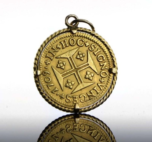 Lote 4894 - Moeda de Ouro - Quartinho, da Monarquia Portuguesa, D. João V, de 1709, com aro e argola de suspensão em ouro amarelo de 800 fixo à moeda por garras (podendo ser retirado). Dim: 20 mm. Peso total: 3,8 g. Nota: moeda idêntica (sem aro) foi vend