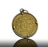 Lote 4894 - Moeda de Ouro - Quartinho, da Monarquia Portuguesa, D. João V, de 1709, com aro e argola de suspensão em ouro amarelo de 800 fixo à moeda por garras (podendo ser retirado). Dim: 20 mm. Peso total: 3,8 g. Nota: moeda idêntica (sem aro) foi vend - 2