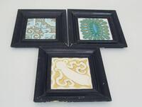 Lote 232 - Conjunto de três quadros com azulejos, com diferentes temáticas artísticas, um deles relevado, com molduras em madeira lacada de preto. Dimensão: azulejo c. 13x14 cm, moldura c. 24x24 cm. Molduras com pequenas marcas, uma com pequenas lacunas.