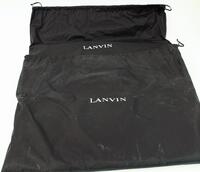 Lote 240 - Conjunto de dois porta-fatos promocionais da marca Lanvin em pele com divisórias interiores e uma divisória exterior com fecho. Dimensão: 60x61 cm. Nota: Novos em sacos próprios.