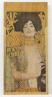 Lote 317 - Quadro com estampagem sobre madeira com folha dourada, motivo com Figura Feminina, alusivo a um quadro de Klimt, sem moldura. Dimensão: 85x40,5 cm. Bom estado geral, ligeira lacuna.