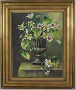 Lote 4 - Quadro com pintura a óleo sobre tela de Eduarda Carneiro, assinada, motivo "Ânfora com Flores", com 71x55 cm (moldura de madeira dourada com pequenas falhas)