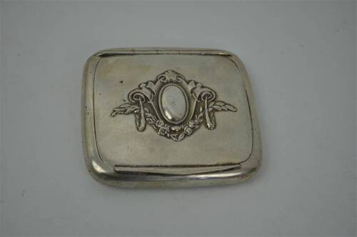 Lote 11 - Cigarreira de prata contrastada, com tampa decorada com medalhão em relevo, com 8x9 cm, com o peso de 96 gr