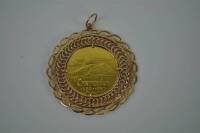 Lote 157 - Pendente com medalha de ouro comemorativa do IV Centenário 1565 - 1965 da Fundação da Cidade do Rio de Janeiro, com o diametro de 3,5cm e o peso de 6,4gr