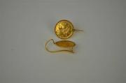 Lote 161 - Par de brincos de ouro, medalhas Lembrança Portuguesa, com 1,5cm de diametro e 2,4gr