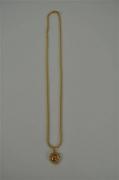 Lote 272 - Lote de fio de malha cordão e pendente de ouro em forma de coração com pedras finas, com 43cm de comprimento e peso total de 5,3gr