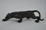 Lote 613 - Escultura em bronze "leopardo", assinado J. Milo, com 41 cm de comprimento