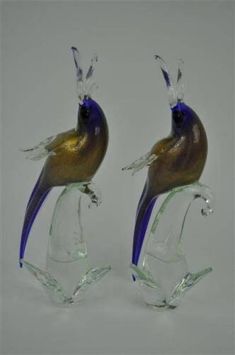 Lote 631 - Par de esculturas em cristal de Murano, representando "catatuas", assinadas na base S. Signoretto, de tons azul e dourado, com 40 cm de altura