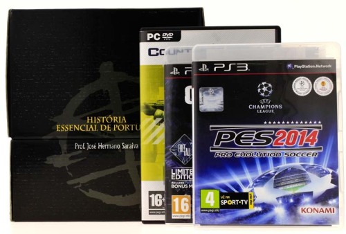 Lote 5 - VHS E PS3 - Conjunto composto por 6 cassetes de vídeo VHS, sendo 5 cassetes sobre “História Essencial de Portugal” de José Hermano Saraiva e 1 cassete “Figuras do Século XX” e 2 jogos para PS3 e 1 jogo para PC. Nota: apresentam sinais de uso, não