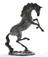 Lote 181 - ESTANHO - Estatueta em estanho, figura de cavalo, marcada na base “Artimex”, com 41 cm de altura.