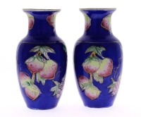 Lote 202 - JARRAS - Par de jarras em porcelana pintadas à mão com decoração floral, com 16 cm de altura. Nota: apresentam sinais de uso.