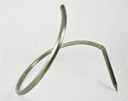 Lote 62 - Escultura de Ângelo Ribeiro - ORIGINAL - aço, motivo "Aro Erótico", com cerca de 120 cm de diâmetro. Peça de movimento ondulatório, movendo-se com leve aragem, apresenta manchas de oxidação