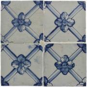 Lote 15 - AZULEJOS - Painel de 4 azulejos séc. XVIII, com flores azuis, colados em acrílico. Dim: 28x28 cm. Nota: pequenas falhas, sinais de uso.
