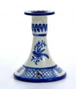 Lote 16 - VIÚVA LAMEGO – Castiçal da Fábrica de Cerâmica Viúva Lamego, marcada na base, com decoração a azul, com 13 cm de altura. Nota: defeito de origem no vidrado.