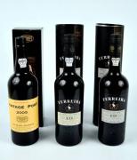 Lote 1690067 - Lote de 3 Garrafas de Vinho do Porto, 1 Borges Vintage de 2005; 2 Quinta do Porto Tawny Velho 10 Anos da Casa Ferreira