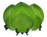 Lote 957 - PRATOS DE MADEIRA – Conjunto composto por 6 pratos de madeira pintada de verde composto por 3 pratos redondos com 20 cm de diâmetro e 3 pratos com forma de folha com 29x33 cm. Nota: apresenta sinais de uso.