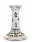 Lote 968 - VISTA ALEGRE – Castiçal de porcelana da Vista Alegre, marca de 1947-1968, decoração floral policromada, com grinaldas e filetes dourados, com 12 de altura.