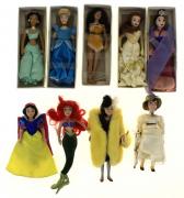 Lote 994 - BONECAS EM PORCELANA - Colecção de 9 bonecas em porcelana, Jane (tarzan), Cruela (101 Dálmatas), Cinderela, Jasmin (Princesa), Bela (Bela e o Monstro, Mulan( Guerreira - Lenda Chinesa), Branca de Neve (Sete Anões), Ariel (Pequena Sereia) e Pocahontas (Princesa) , Dim: aprox. 18 cm de comprimento cada, Nota: sinais de manuseamento, 2 bonecas com falhas (membros partidos)