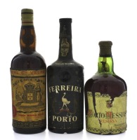 Lote 1010 - VINHO DO PORTO CONJUNTO – Conjunto de 3 garrafas Vinho do Porto em caixa de madeira composto por: 1 - Vinho do Porto Messias, Reserva 1943, Messias Baptista, (700ml aprox. - 24%vol.), garrafa semelhante do mesmo ano e produtor à venda por € 9