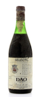 Lote 1153 - UDACA 1977 - Garrafa de Vinho Tinto, Selecto, Reserva de 1977, Dão-Região Demarcada, União das Adegas Cooperativas do Dão, (750ml - 12%vol.). Nota: contra – rótulo ligeiramente danificado e ligeira perda adequada ao longo período de engarrafam