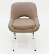 Lote 3189 - EERO SAARINEN - Cadeira desenhada segundo modelo de Eero Saarinen com estrutura e pés em aço tubular cromado e estofo em tecido creme. Em estado irrepreensível. Anos 70. Alt: 86 cm; Larg: 54 cm. .