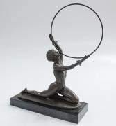 Lote 3216 - FERDINAND PREISS (1882-1943) - Escultura (Múltiplo/Reprodução) em bronze, motivo "Ecstasy", Mulher com Arco, assinada na base, sobre base de mármore preto. Dimensão: 41x31,5x11,5 cm. Nota: Ferdinand Preiss, alemão, foi um dos principais escultores do período Art Deco. Revolucionou a produção de esculturas criselefantinas em ouro e bronze. Obras deste artista atingem valores de £15,000 em http://www.christies.com/lotfinder/searchresults.