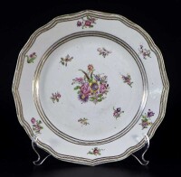 Lote 4015 - PRATO COMPANHIA DAS ÍNDIAS - Prato em Porcelana da China, Companhia das índias, Reinado Qianlong (1736 - 1795). Prato de Bordo Recortado em Porcelana Chinesa da Companhia das Índias, decoração floral com esmaltes da Família Rosa e frisos doura