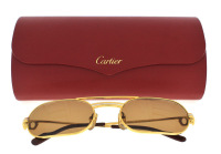 Lote 4017 - CARTIER - Óculos de Sol. Armação dourada. Com um pvp em novos de € 495. Nota: com estojo.