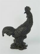 Lote 1122 - Galo em bronze com patine, com cerca de 31x24x13 cm