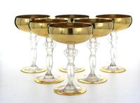 Lote 4274 - CONJUNTO DE TAÇAS DE CHAMPAGNE – Conjunto de 6 taças em cristal, taças e bases douradas, fustes em forma de figura feminina. Dim: 15 cm de altura.