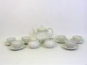 Lote 1213 - Serviço de chá de porcelana VA, branco com caneluras em relevo, composto por bule, leiteira, açucareiro, 6 chávenas e 6 pires