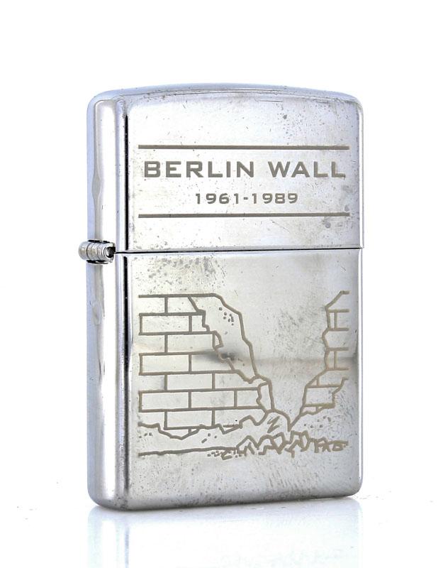 Lote 35 - ZIPPO, ISQUEIRO A GASOLINA - Modelo Berlin Wall