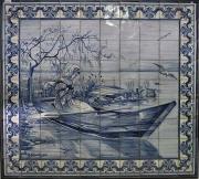 Lote 1007 - Painel de 90 azulejos, século XX, azulejaria portuguesa, assinado Luís Fávio, com composição figurativa "O Bem me Quer", decoração a azul e branco com cercadura concheada, com 128x142 cm (montado em quadra de madeira)