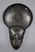 Lote 1770017 - Máscara em metal de pendurar, com 60 cm de comprimento, Nota: apresenta sinais de ferrugem