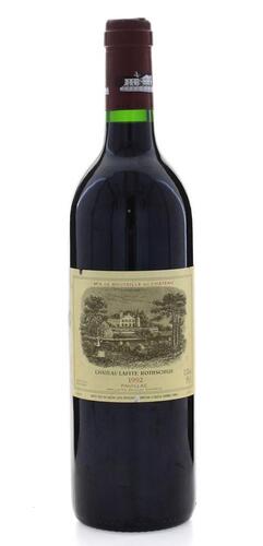 Lote 1001 - CHARTEAU LAFITE ROTHSCHILD - Garrafa de vinho tinto, Pauillac, colheita de 1992, França, (75 cl - 12,5%vol.). Garrafa idêntica à venda por € 990. Consultar http://www.cavisteauthentique.com/la-cave-des-tuileries-chateau-lafite-3804.html