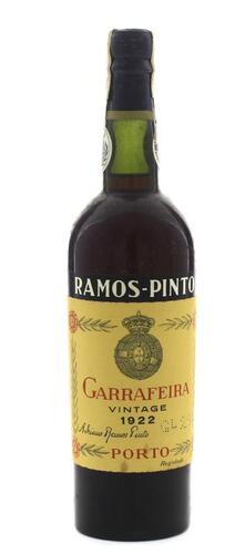 Lote 1005 - RAMOS PINTO - Garrafa de Vinho do Porto, Garrafeira, Vintage 1922, Adriano Ramos Pinto. Nota: Garrafa idêntica do Ano 1927, à venda em site da especialidade € 950. Consultar http://www.garrafeiranacional.com/1927-ramos-pinto-vintage-porto.html